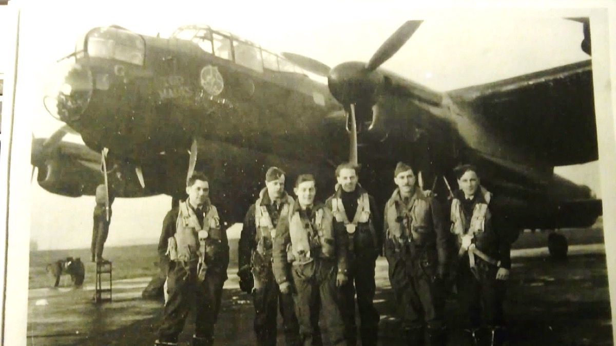Lt CW “Shorty” McGregor (2nd right) and his crew. Courtesy Adrian van Zantvoort. (Mrs. Gene Daniel)